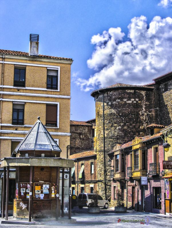 Kiosco junto a la Catedral (C. Serradores. Leon) Reducc.jpg